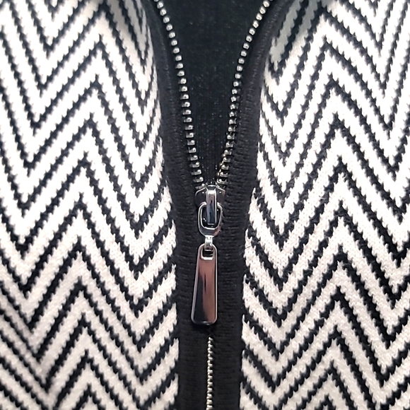 🙋‍♀️WHBM BLACK AND WHITE ZIP UP SWEATER! - Picture 3 of 10